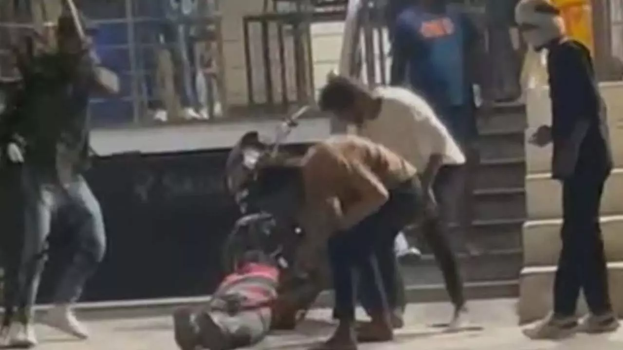 Bullying by youth in Meerut, youth beaten with sticks