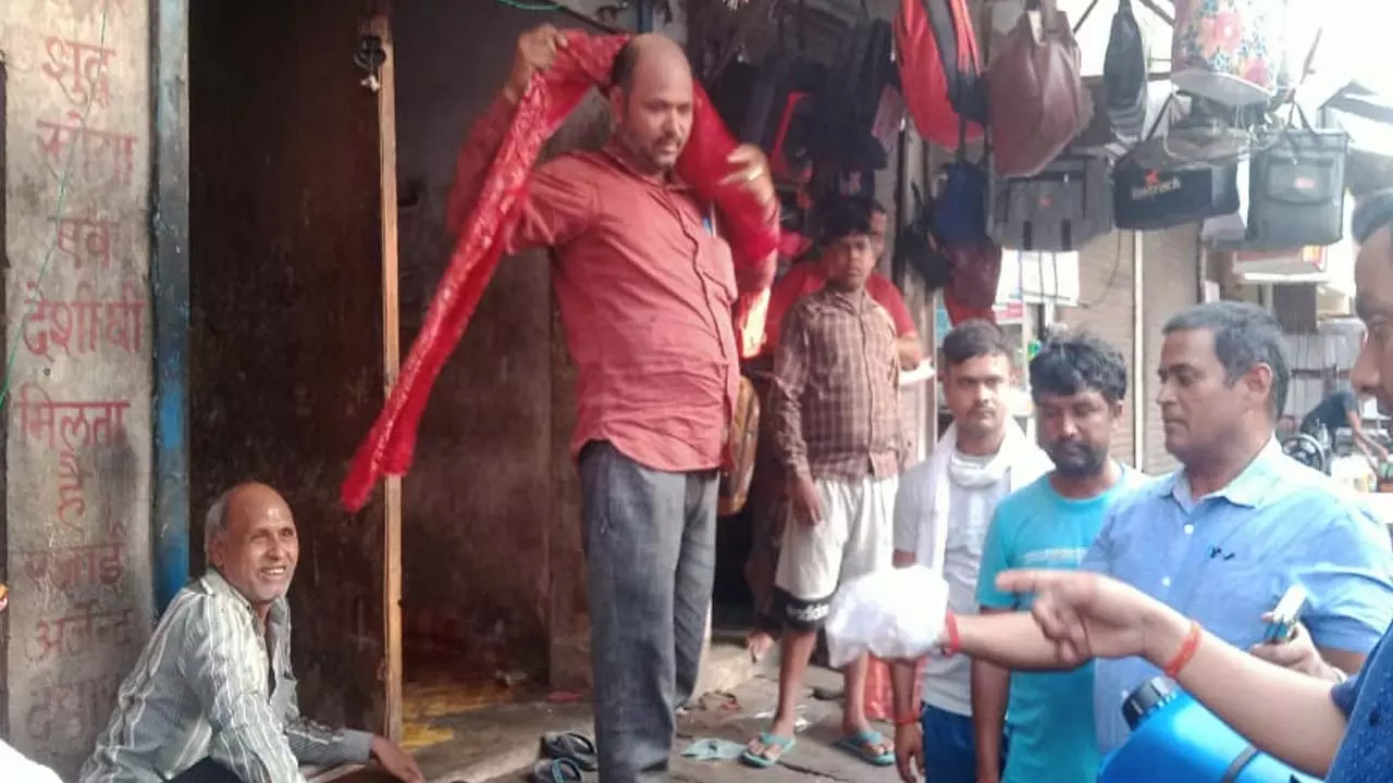 Municipality took action against shopkeepers for using banned polythene