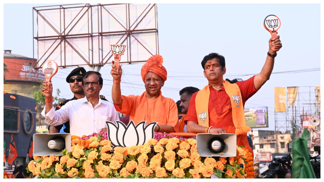 Gorakhpur: सीएम योगी ने रवि किशन के समर्थन में किया रोड शो, लोगों ने लगाए 400 पार के नारे
