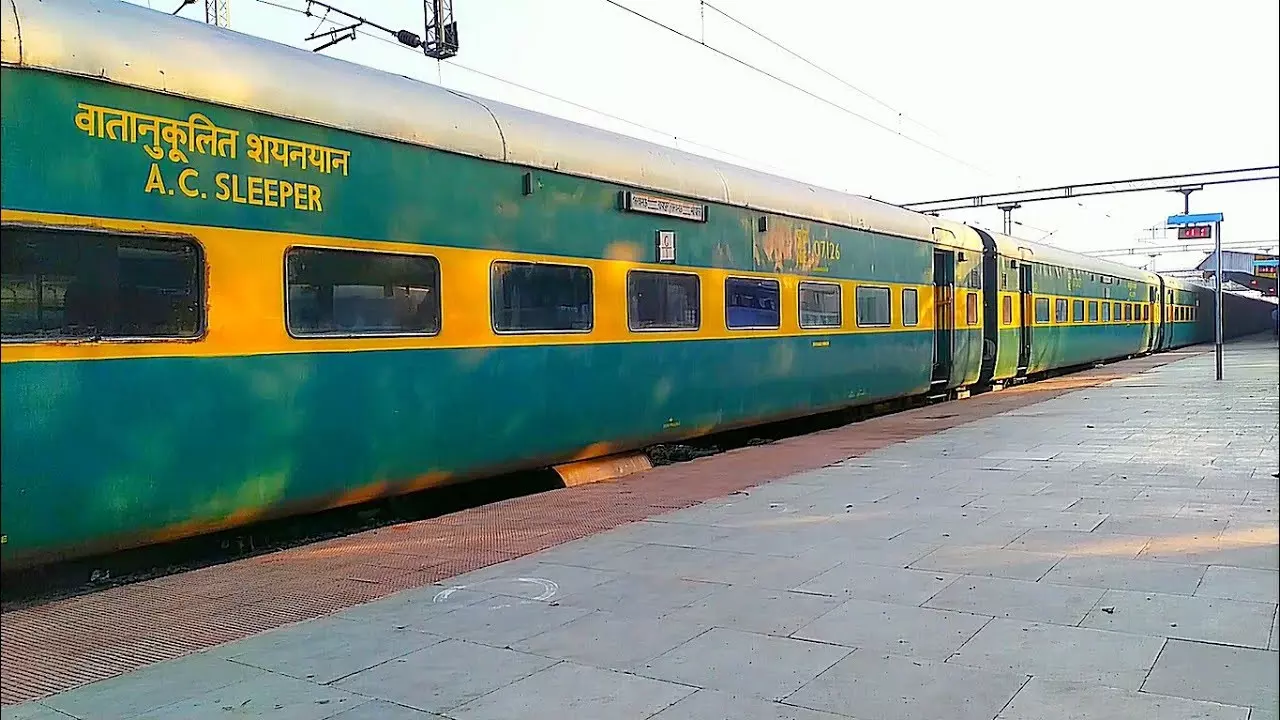 Lucknow to Bhopal Train Details