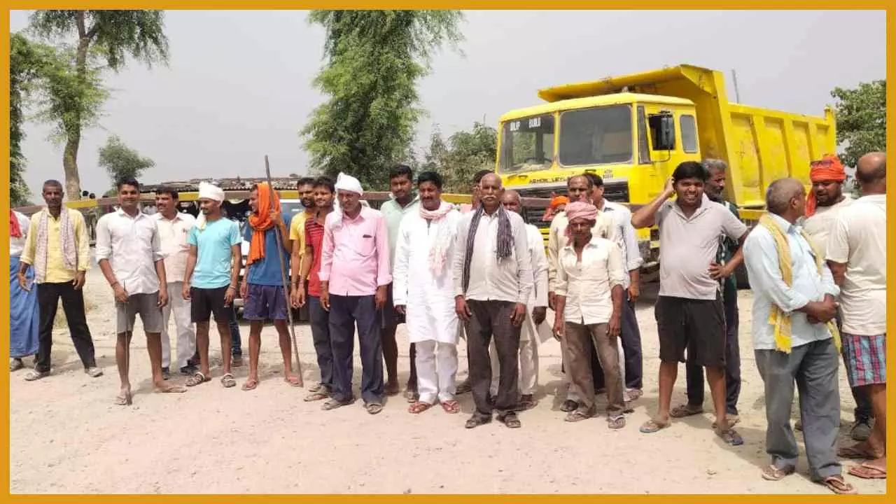 Azamgarh News : अनुबंध के अनुसार भुगतान न करने पर किसानों ने रोका निर्माण कार्य