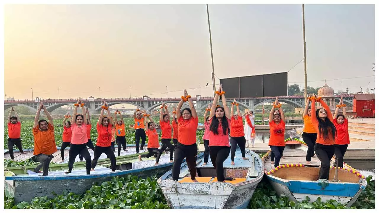 Lucknow News: एलयू के विद्यार्थियों ने नदी में किया योग, भ्रामरी और शीतकारी प्राणायाम का हुआ योगाभ्यास