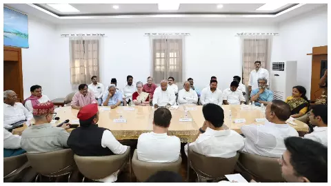 मल्लिकार्जुन खड़गे के आवास पर INDIA अलायंस की बैठक, तेजस्वी यादव ने नीतीश को बताया किंगमेकर