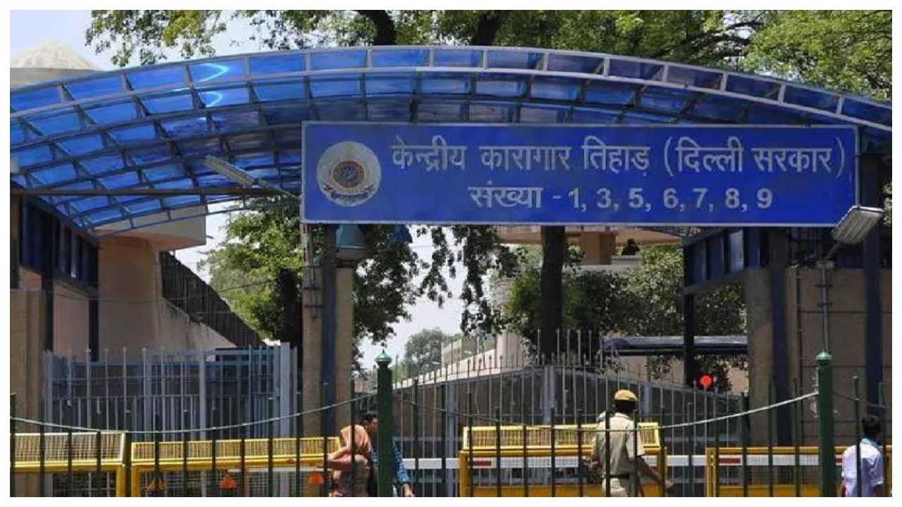 दिल्ली की तिहाड़ जेल में गैंगवार, बदमाशों ने कैदी को घोंपा चाकू दिल्ली की तिहाड़ जेल में गैंगवार, बदमाशों ने कैदी को घोंपा चाकू
