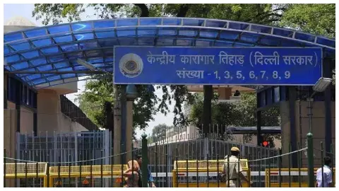 दिल्ली की तिहाड़ जेल में गैंगवार, बदमाशों ने कैदी को घोंपा चाकू