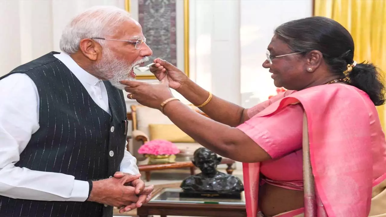 President Draupadi Murmu invited Narendra Modi to form the government at the center and fed him curd and sugar