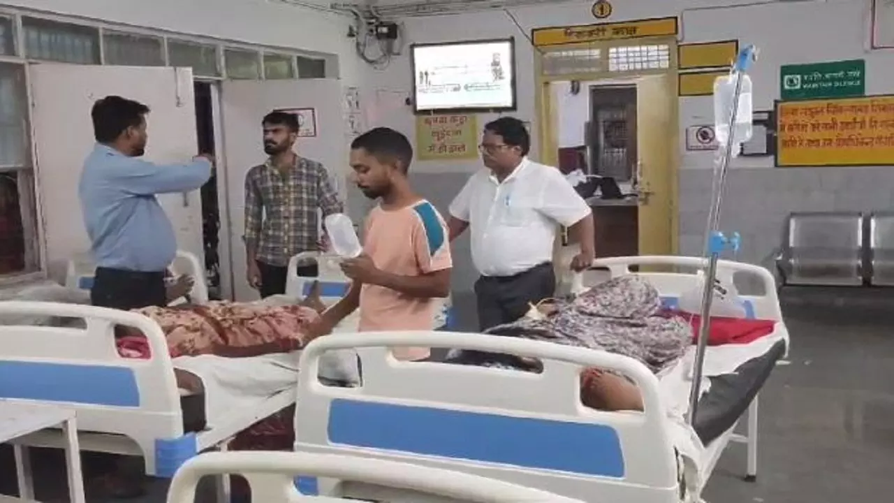 श्रद्धालुओं से भरी बस अनियंत्रित होकर पलटी, दो दर्जन से अधिक घायल | Firozabad Road Accident | Firozabad News | Newstrack | Firozabad Road Accident: श्रद्धालुओं से भरी बस ...