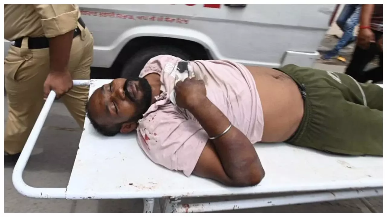 हत्यारोपी सुखचैन को अस्पताल लेकर पहुँची पुलिस