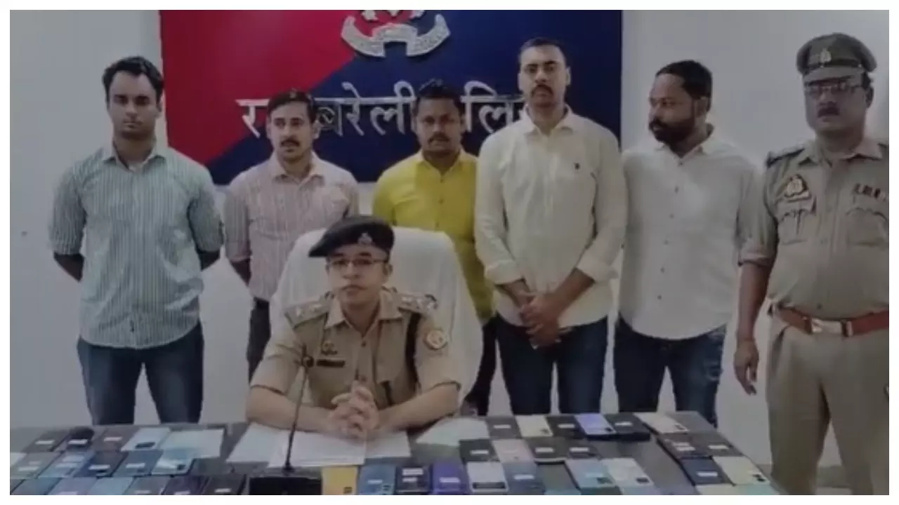 Raebareli News : पुलिस ने बरामद किए चोरी हुए 101 मोबाइल, मालिकों को लौटाए गए