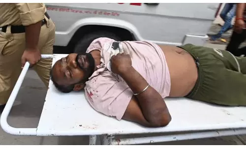 हत्यारोपी सुखचैन को अस्पताल लेकर पहुँची पुलिस