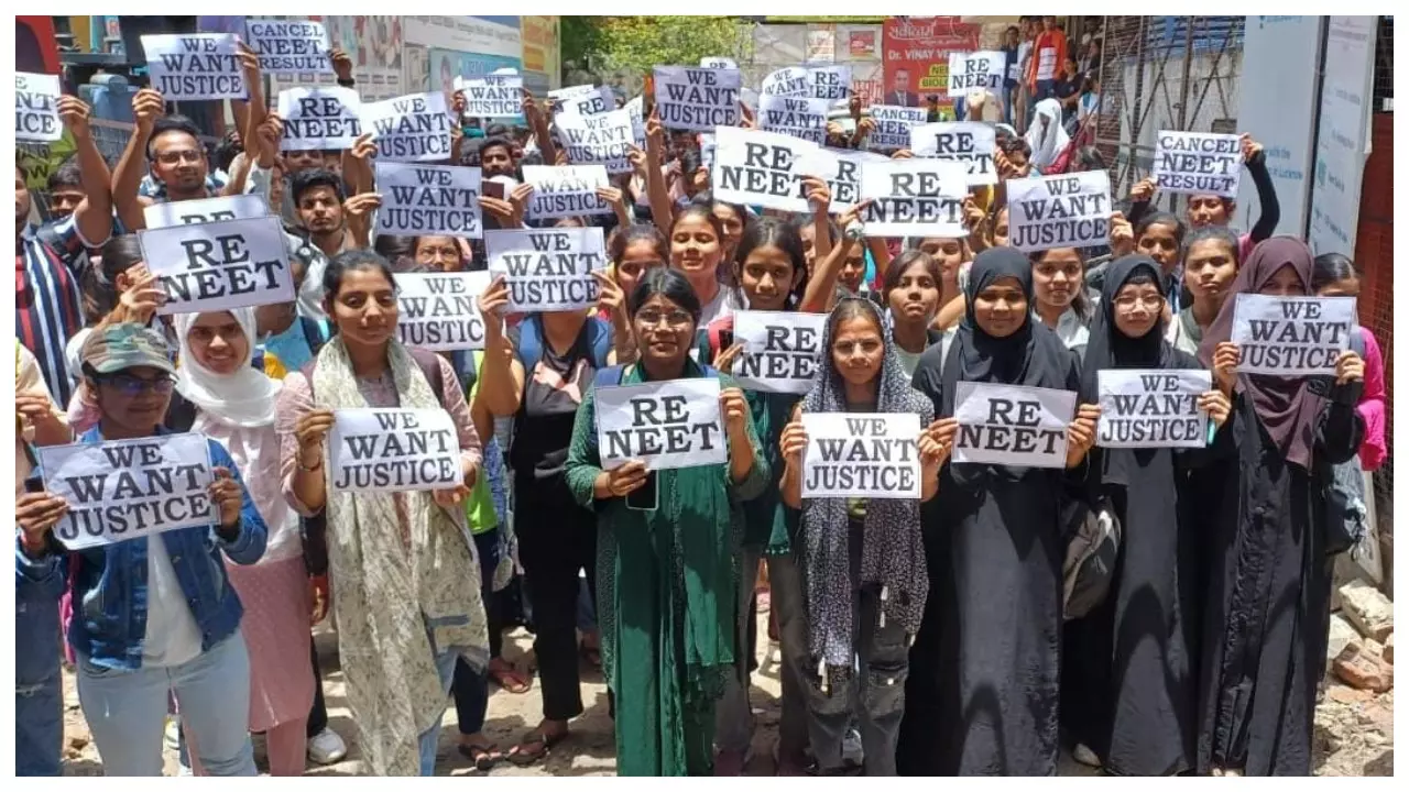 NEET Result Case: परीक्षा परिणाम में गड़बड़ी को लेकर लखनऊ में छात्रों का विरोध प्रदर्शन, फिर से एग्जाम कराने की मांग