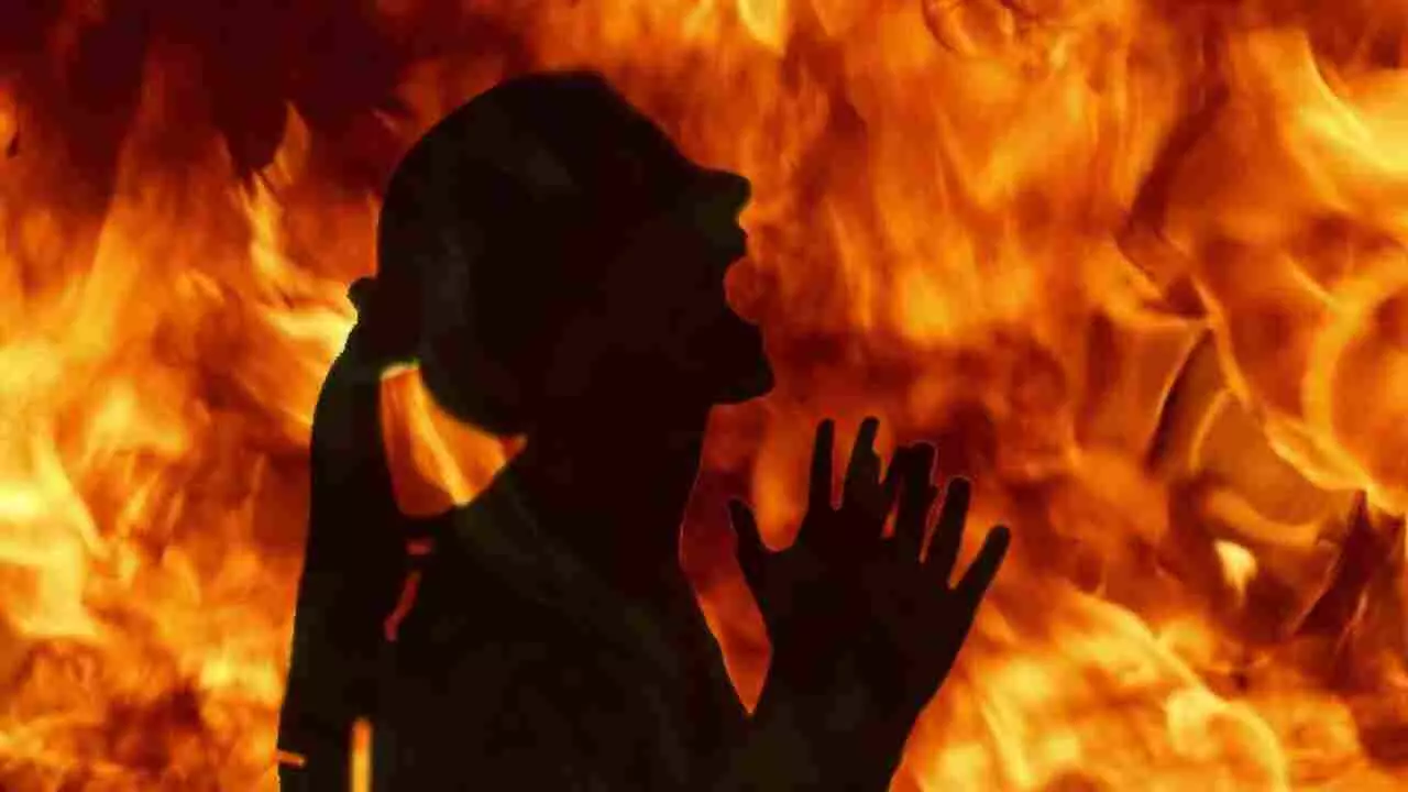 Unnao News: संदिग्ध परिस्थितियों में झुलसी युवती, प्रेमी के पिता पर आग लगाने का लगाया आरोप
