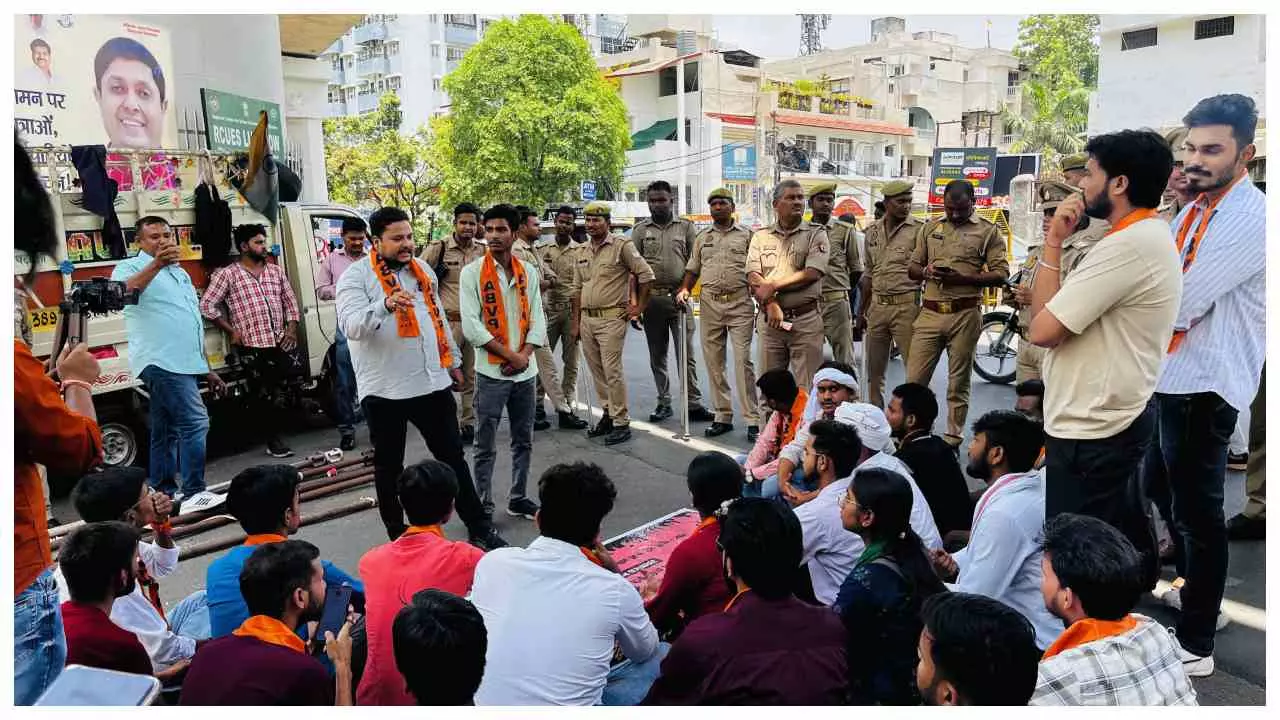 Lucknow University: नीट परीक्षा में गड़बड़ी को लेकर ABVP ने किया प्रदर्शन, सीबीआई जांच की मांग