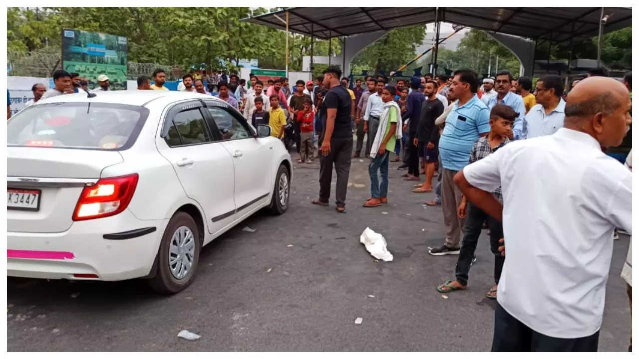 कॉलोनी के गेट पर प्रदर्शन करते लोग