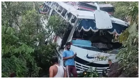 आतंकी हमले के बाद खाई में गिरी बस।