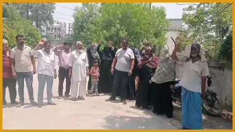 Basti News: लो वोल्टेज व अघोषित कटौती को लेकर उपभोक्ताओं ने किया प्रदर्शन