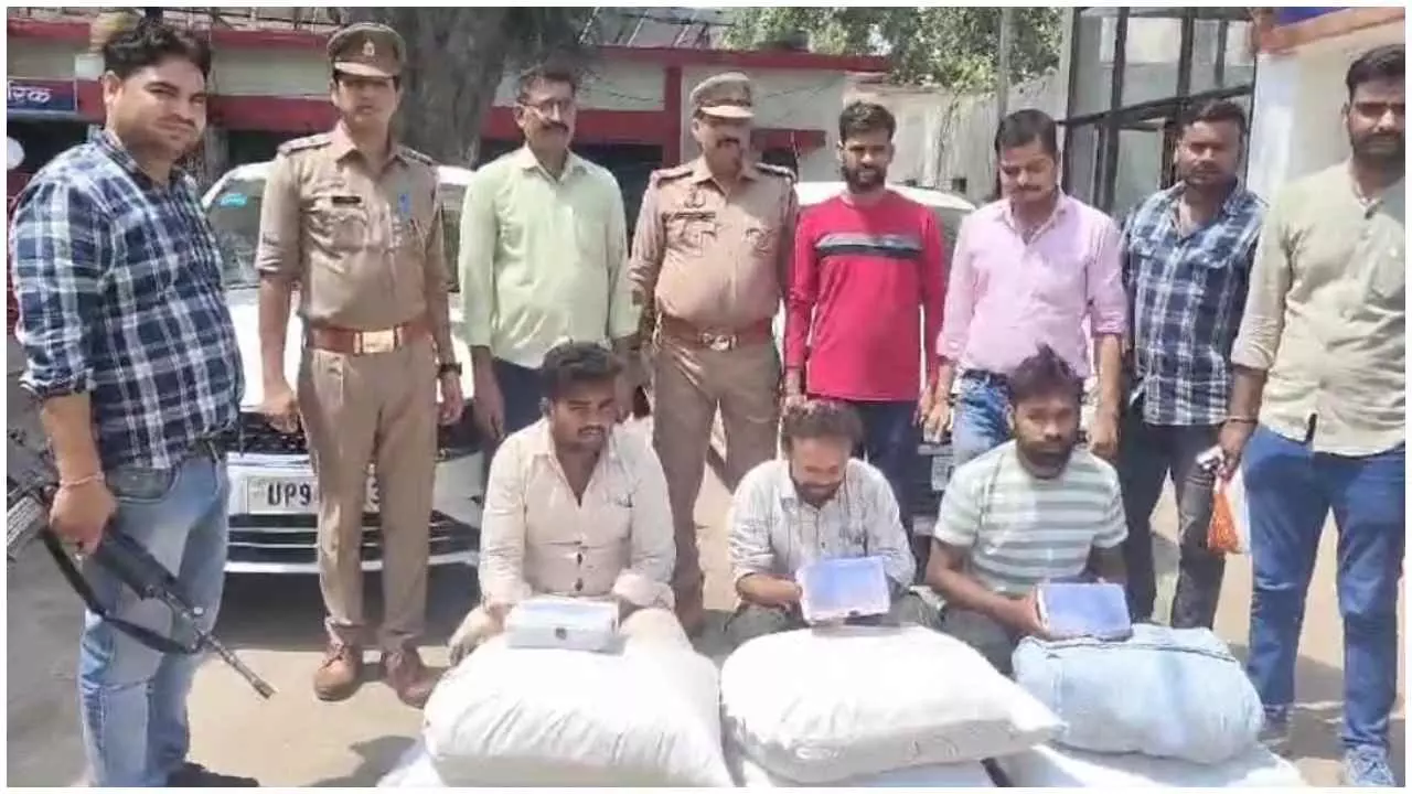 Chitrakoot News: एंटी नारकोटिक्स टास्क फोर्स झांसी व कर्वी कोतवाली पुलिस ने 53 किलो गांजा के साथ तीन तस्करों को पकड़ा