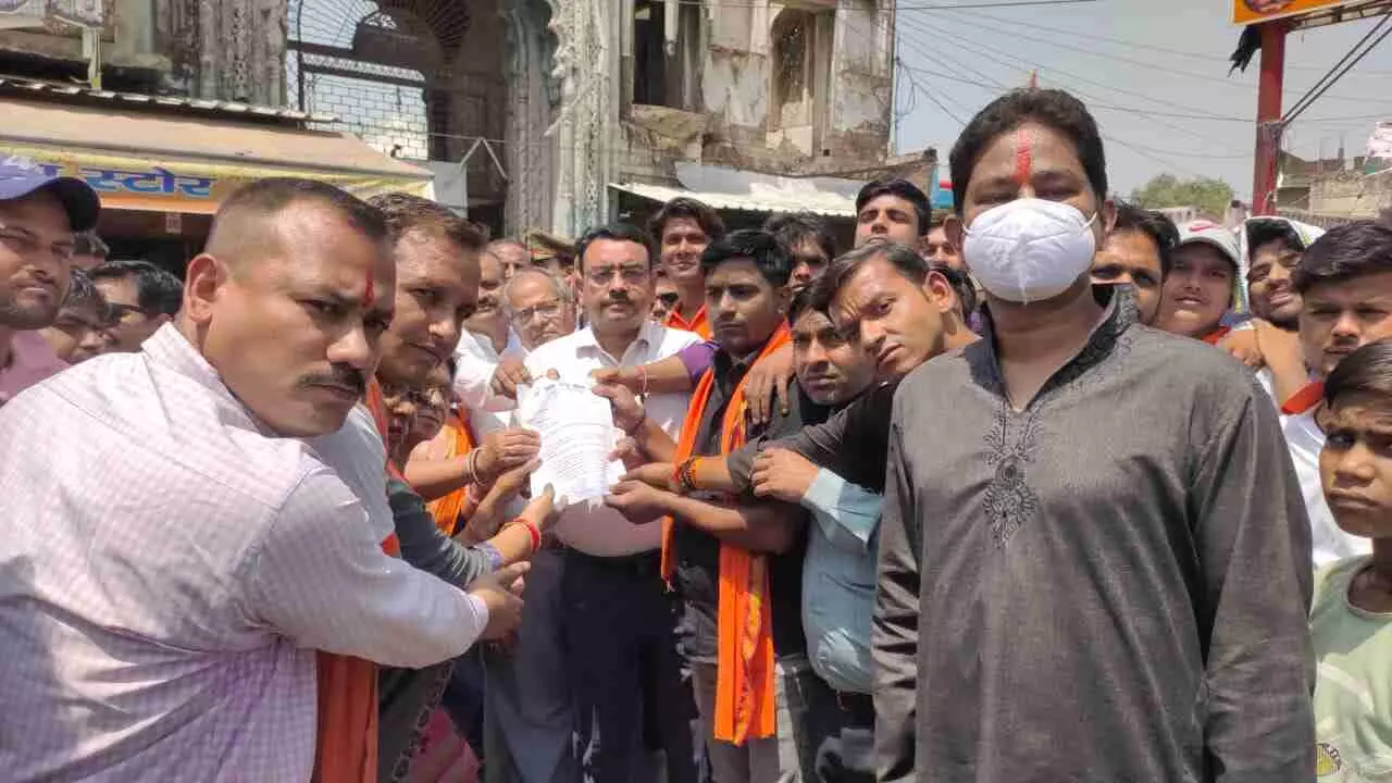 Aligarh News: तीर्थ यात्रियों की हत्या के विरोध में विश्व हिंदू परिषद ने फूंका आतंकवाद का पुलता