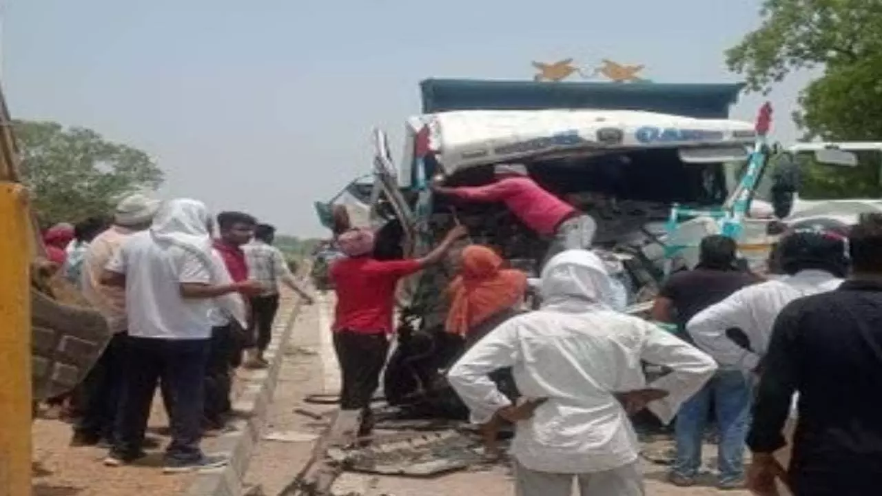 Dumper hits tanker from behind on Varanasi Gorakhpur Highway, driver and helper injured
