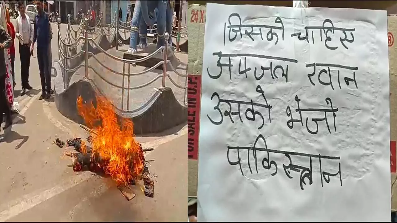 Anger over the death of devotees in terrorist attack in Jammu and Kashmir, Hindu organizations burnt effigy