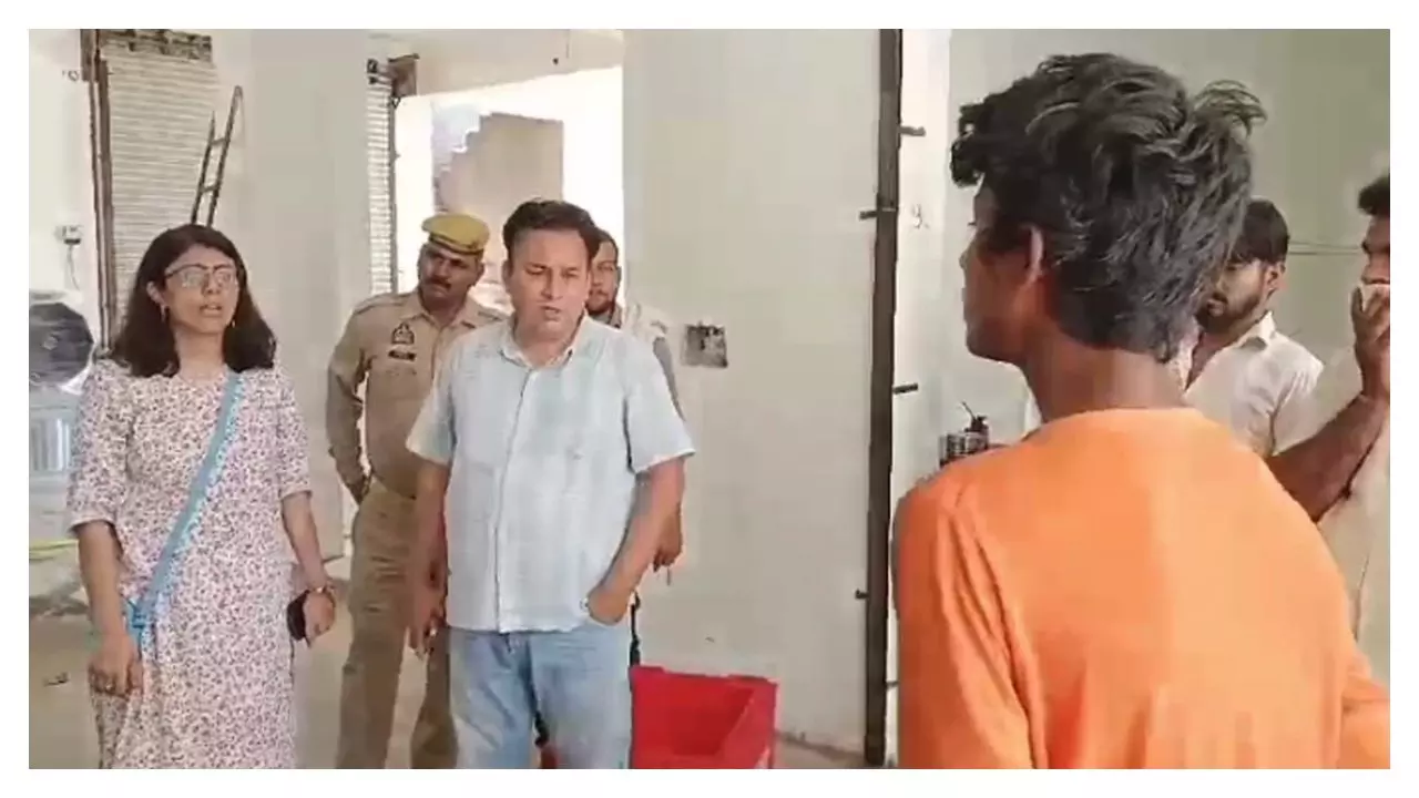 छापेमारी करती एसडीएम व पुलिस टीम।