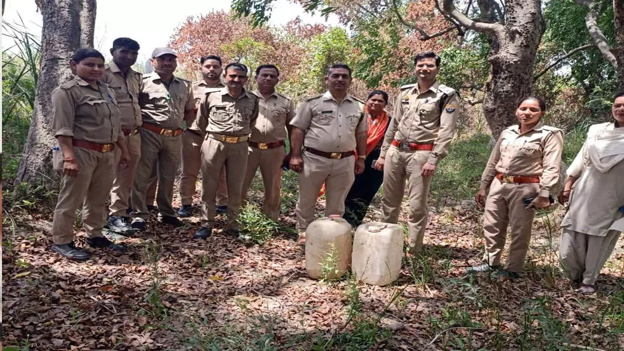 Excise department raids in Khadar area, 190 liters of illegal raw liquor recovered