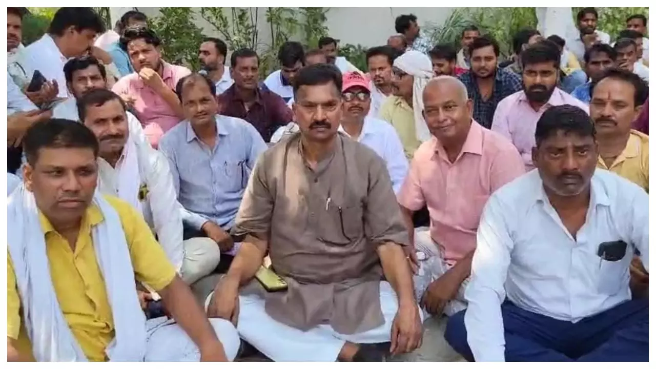 Sitapur: नाबालिग लड़की को थाने से छुड़ाने के लिए सामने आए कांग्रेस सांसद राकेश राठौर, जमीन पर बैठकर किया विरोध