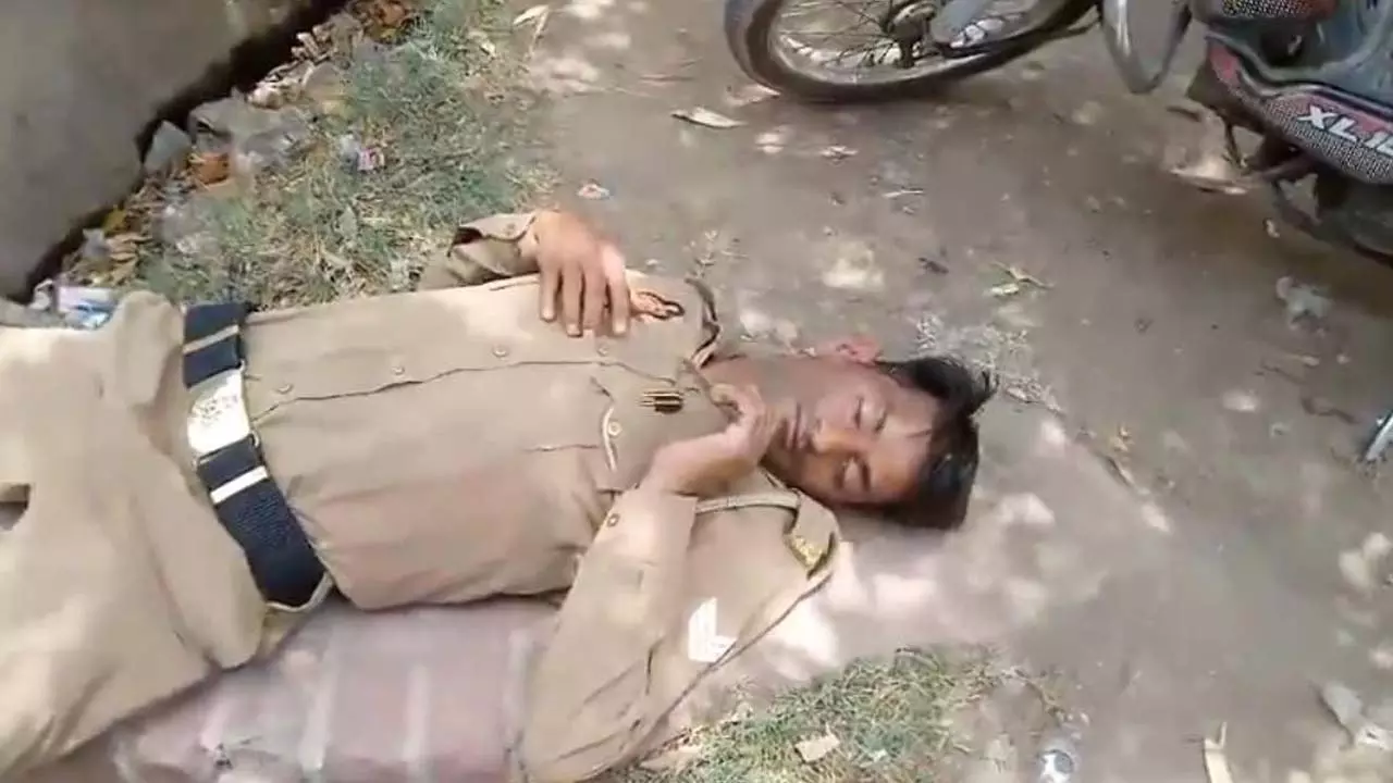 Constable found drunk on the roadside, admitted to district hospital