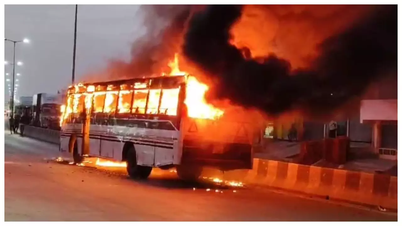 Kannauj: धू-धू कर जल उठी यूपी रोडवेज की बस, यात्रियों ने कूद कर बचाई जान