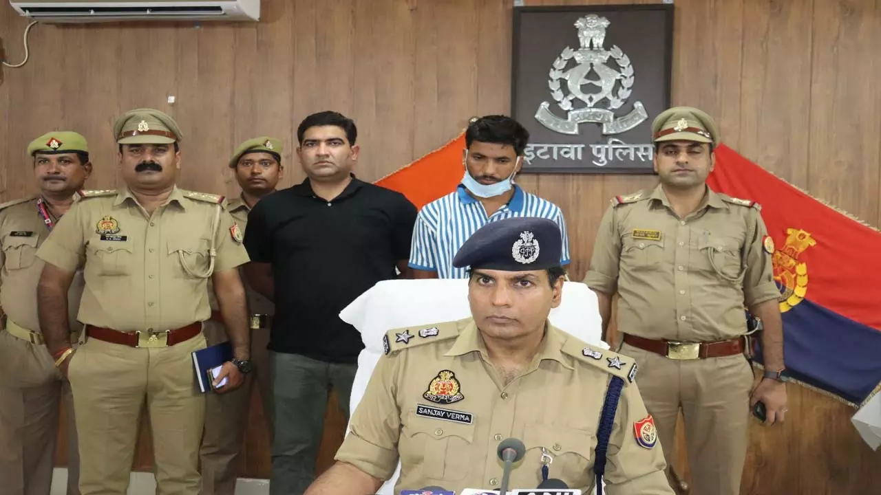 Police arrested a liquor smuggler with a reward of 15000, was absconding