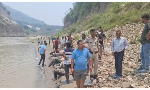 Uttarakhand: उत्तराखंड में बद्रीनाथ मार्ग पर अलकनंदा में गिरी टेम्पो ट्रैवलर, नोएडा के 12 पर्यटकों की मौत, कई घायल