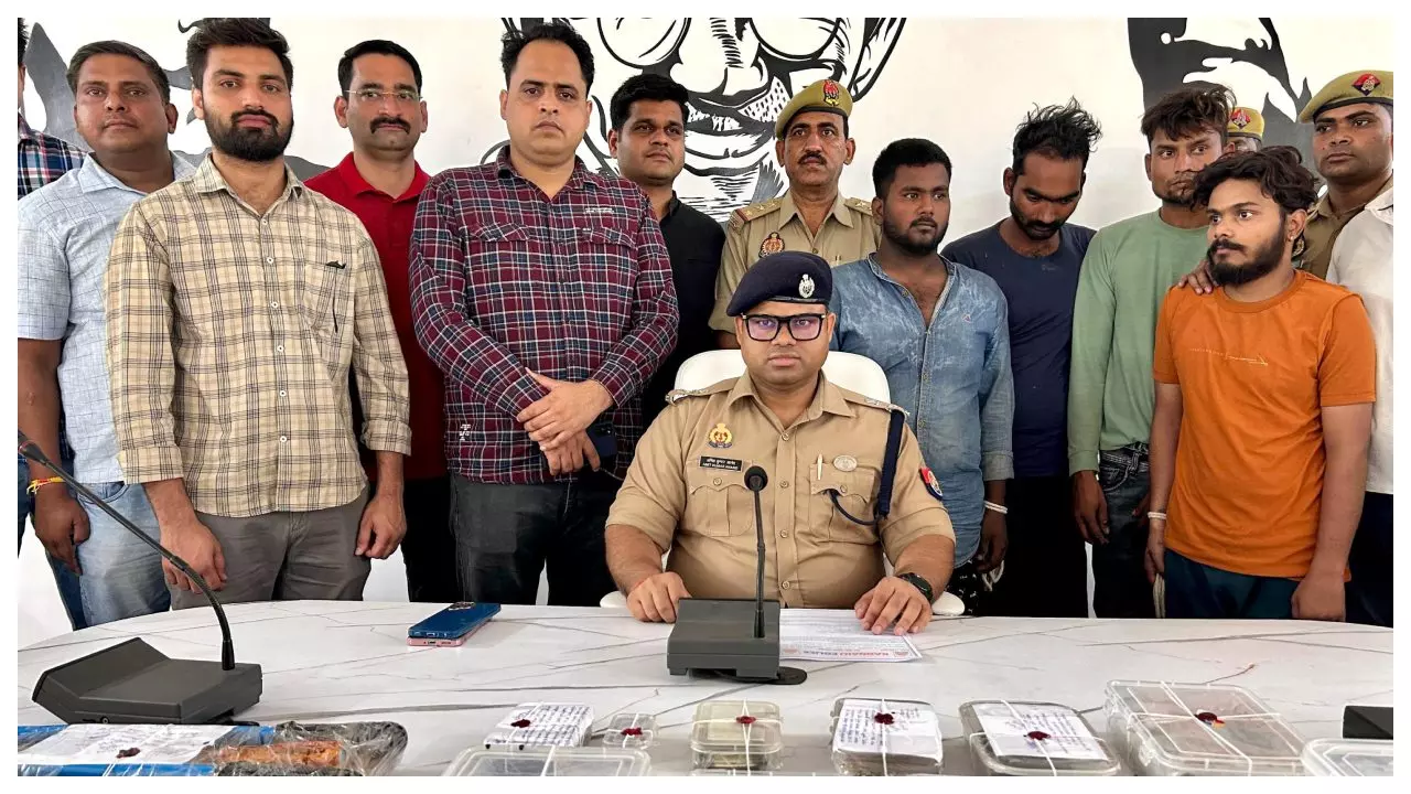 पुलिस गिरफ्त में आरोपी एवं चोरी की घटना में बरामद सामान।