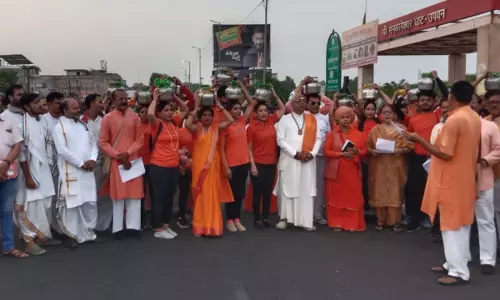 गोमा को बचाने का संकल्प लेते लोग।