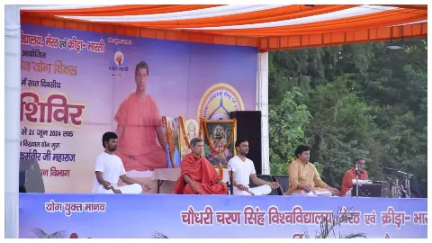 योग शिविर में मौजूद स्वामी कर्मवीर महाराज एवं अन्य।