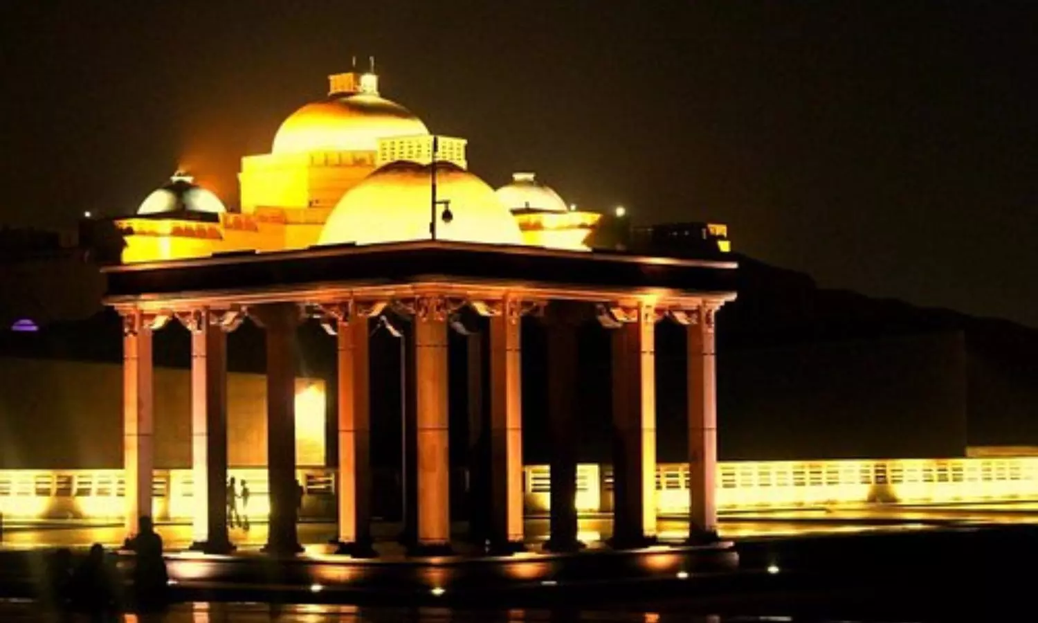 Lucknow Night Out Places: लखनऊ में पार्टनर संग लें नाइट आउट का आनंद