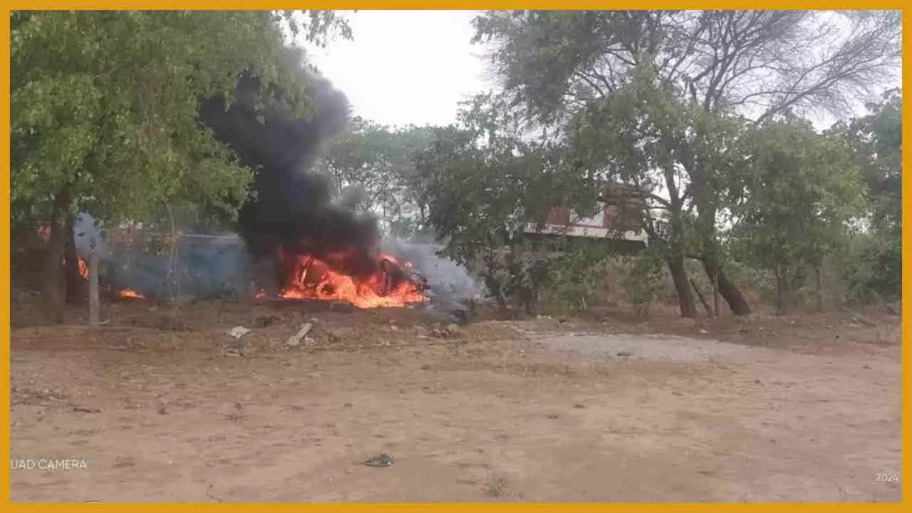 Jhansi News: अनियंत्रित होकर खाई में गिरी कार धू-धू कर जली, पांच घायल