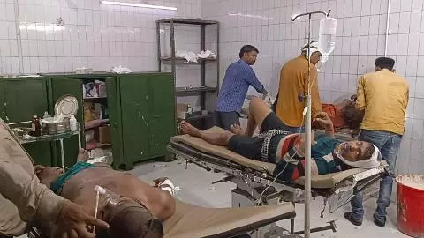 जिला अस्पताल में घायलों का इलाज जारी।