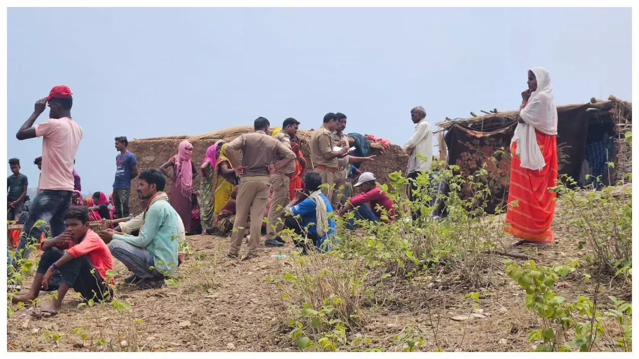 घटनास्थल पर जांच पड़ताल करती पुलिस।