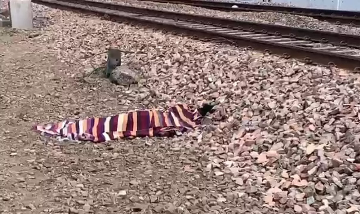 Minor girl dies after being hit by a train under suspicious circumstances, uproar in the family