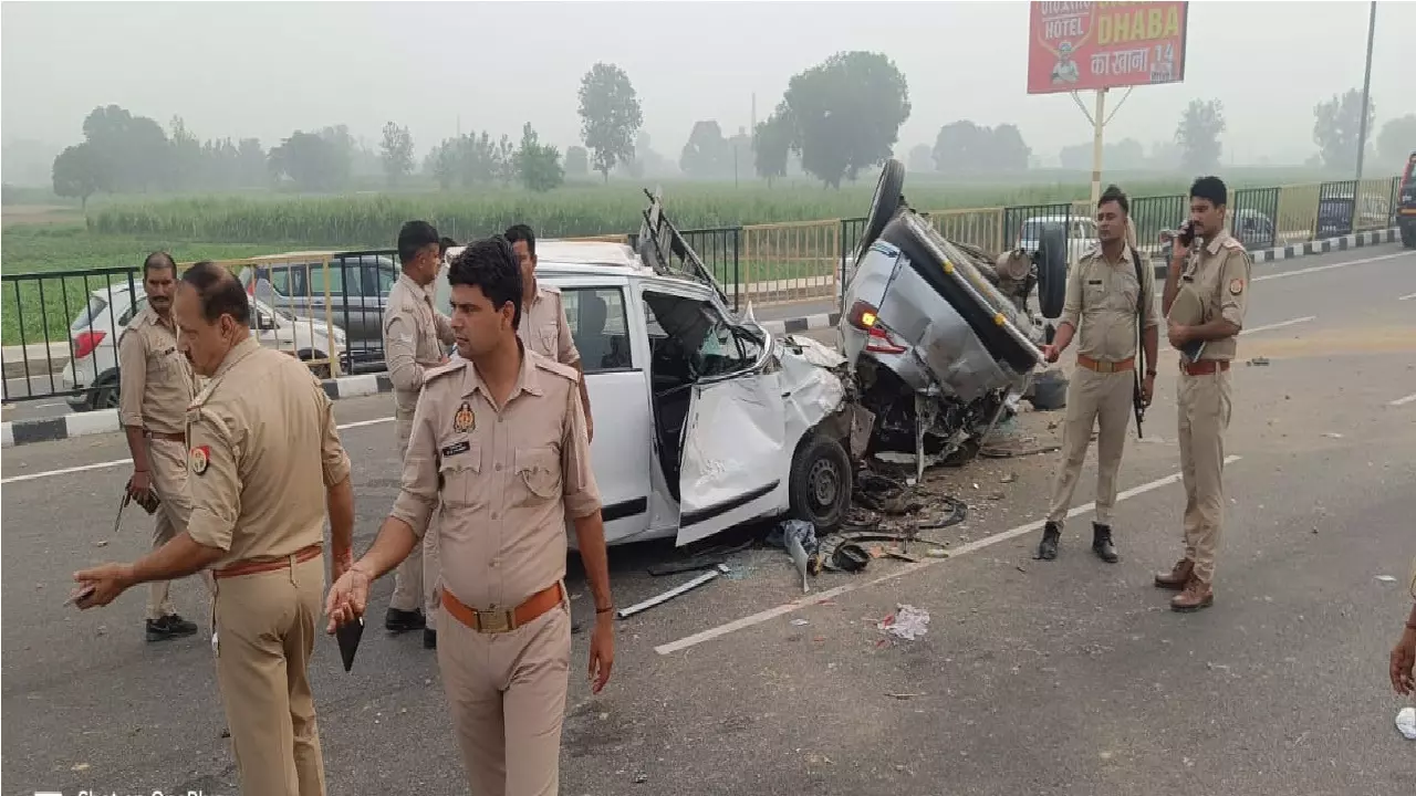 Hapur Accident: 2 कारों कि भिड़ंत में 1 की मौत, 5 लोग गंभीर रूप से हुए घायल, मची चीख-पुकार