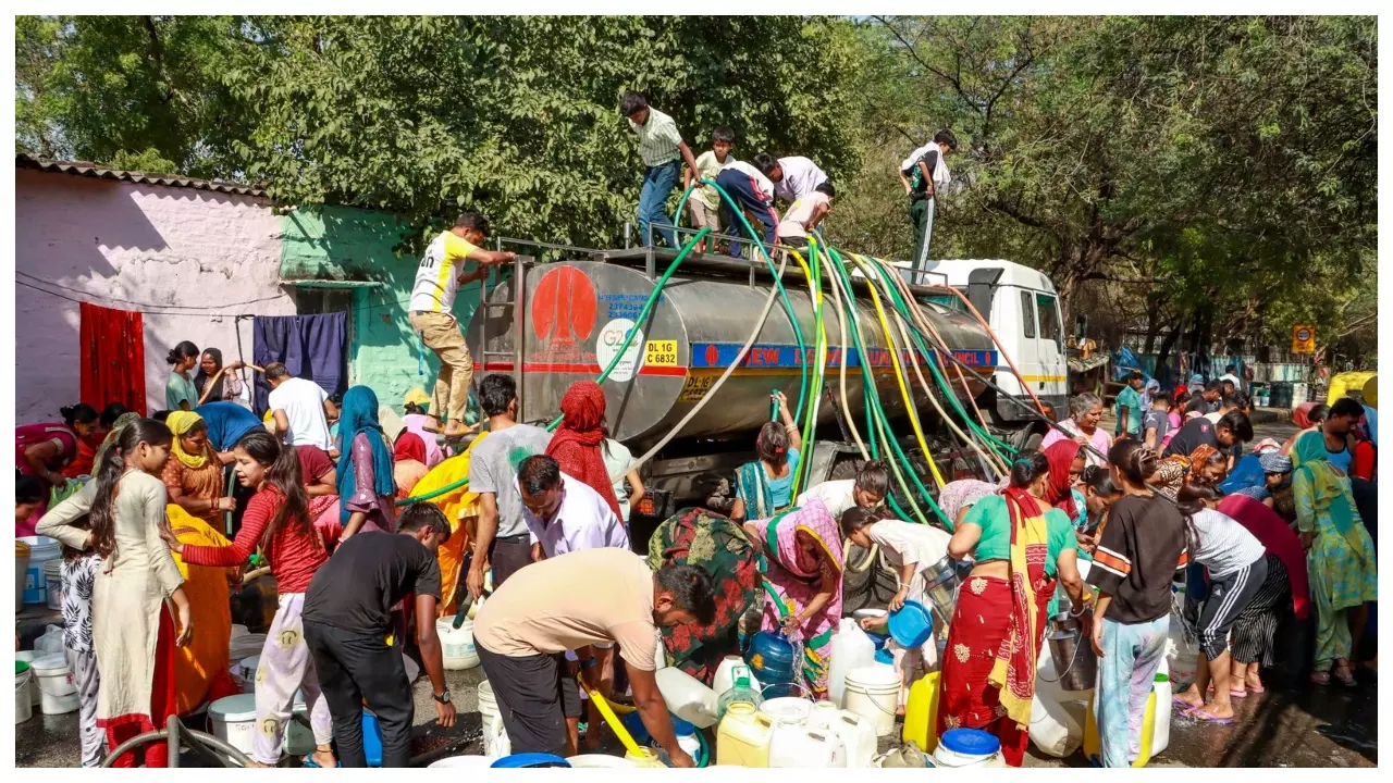 Delhi Water Crisis : भीषण गर्मी के बीच दिल्ली में जल संकट ! पानी के लिए लोगों का हाल बेहाल , BJP-AAP प्रदर्शन में ही मस्त 2 1751228 delhiwatercrisis1
