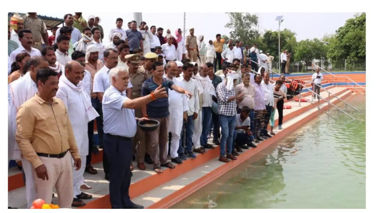 अमृत सरोवर पर मौजूद सीएस दुर्गा शंकर मिश्र व अन्य।