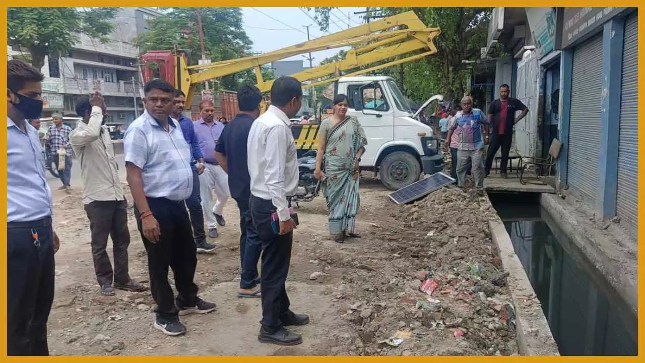 Pilibhit News : पालिकाध्यक्ष ने नाला निर्माण और नाला सफाई का किया स्थलीय निरीक्षण