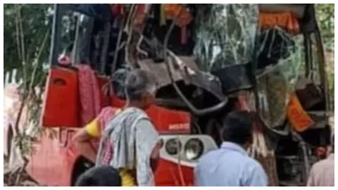 हादसे के बाद क्षतिग्रस्त बस।