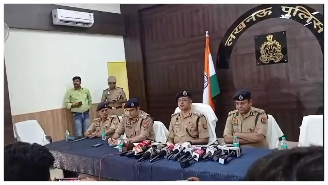 पुलिस लाइन में अन्य अधिकारियों के साथ प्रेसवार्ता करते नवनिर्वाचित कमिश्नर अमरेंद्र कुमार सिंह (मध्य)।