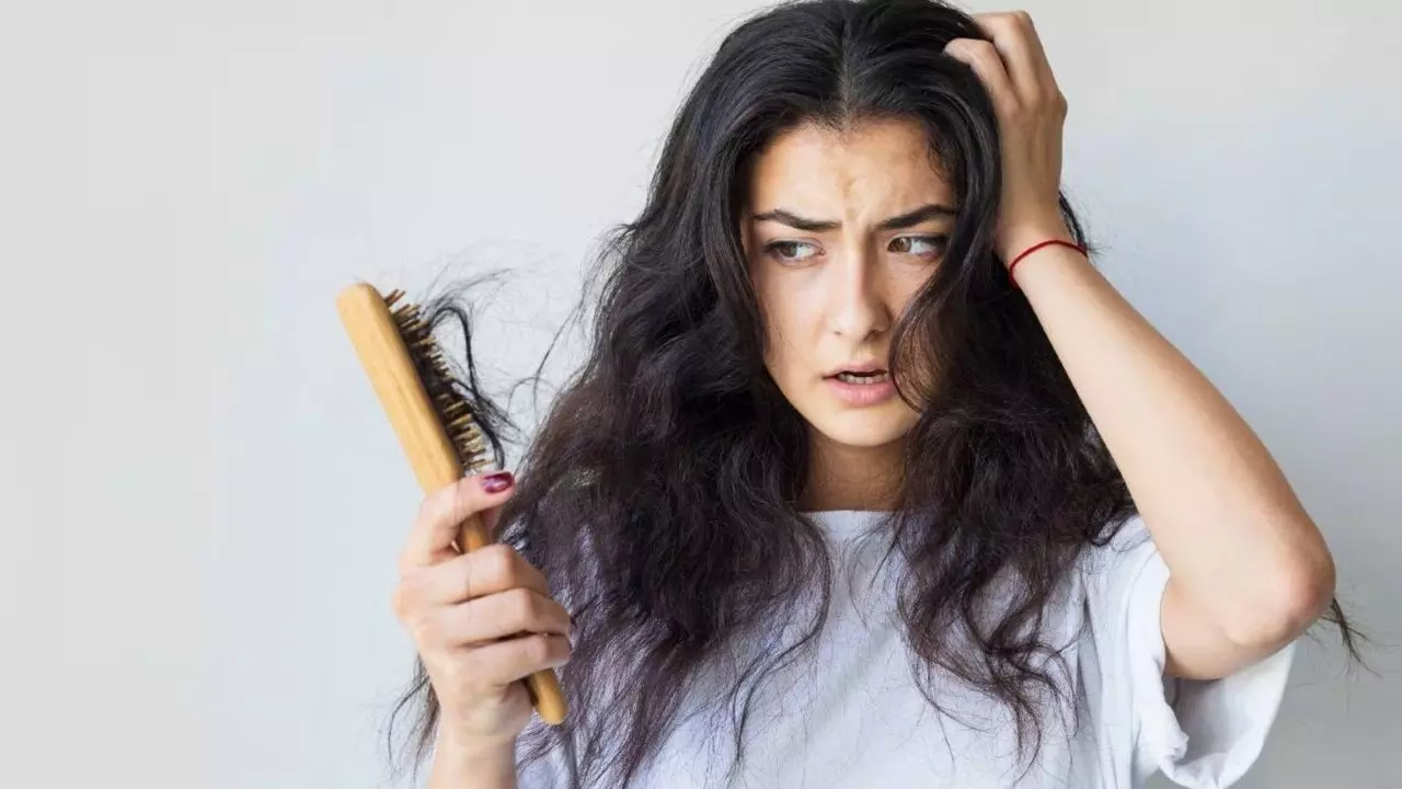 Hair Fall: आपकी इन गलतियों से ही झड़ रहे बाल, कहीं कर न दें गंजा