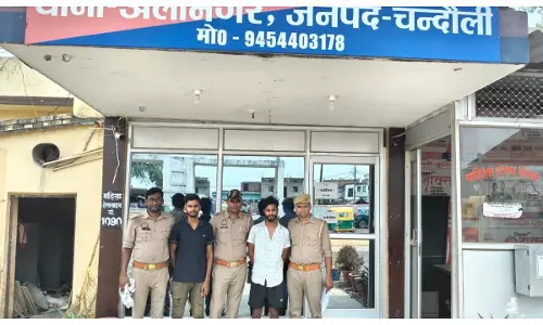 पुलिस गिरफ्त में दोनों आरोपी।