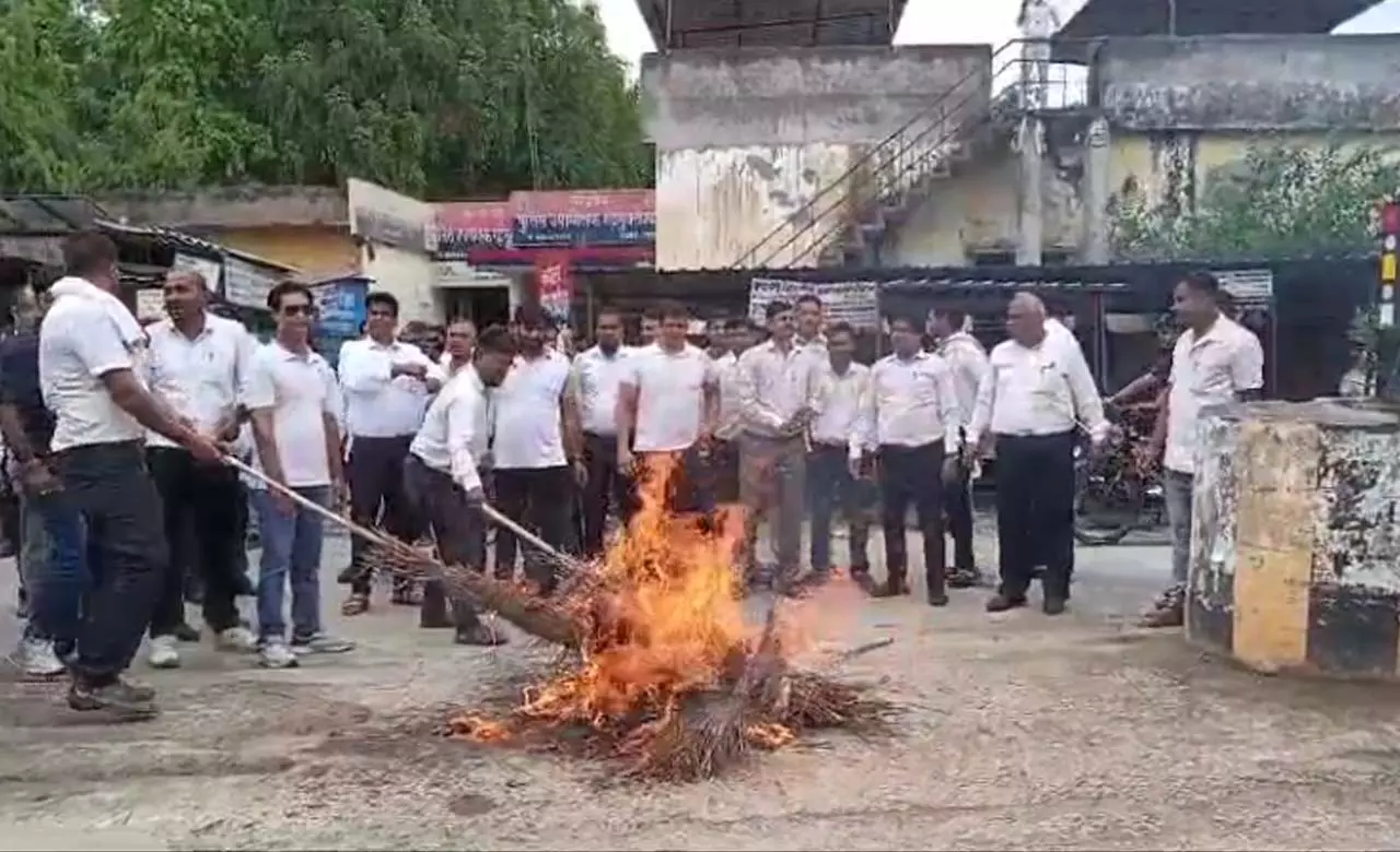 Lawyers burnt effigy of two inspectors including Garh Kotwal, boycott of judicial work by advocates continues