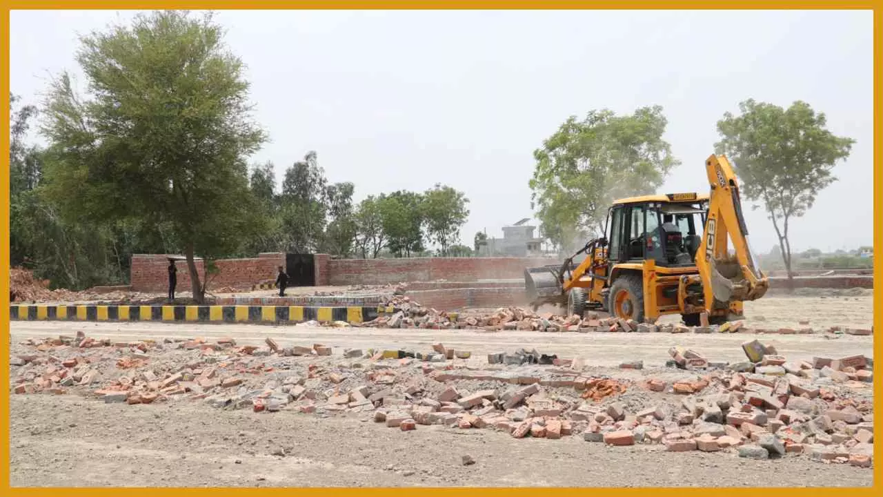 Lucknow News : एलडीए ने गोसाईंगंज में ध्वस्त की अवैध प्लॉटिंग, गुड़म्बा में सील किया अवैध निर्माण
