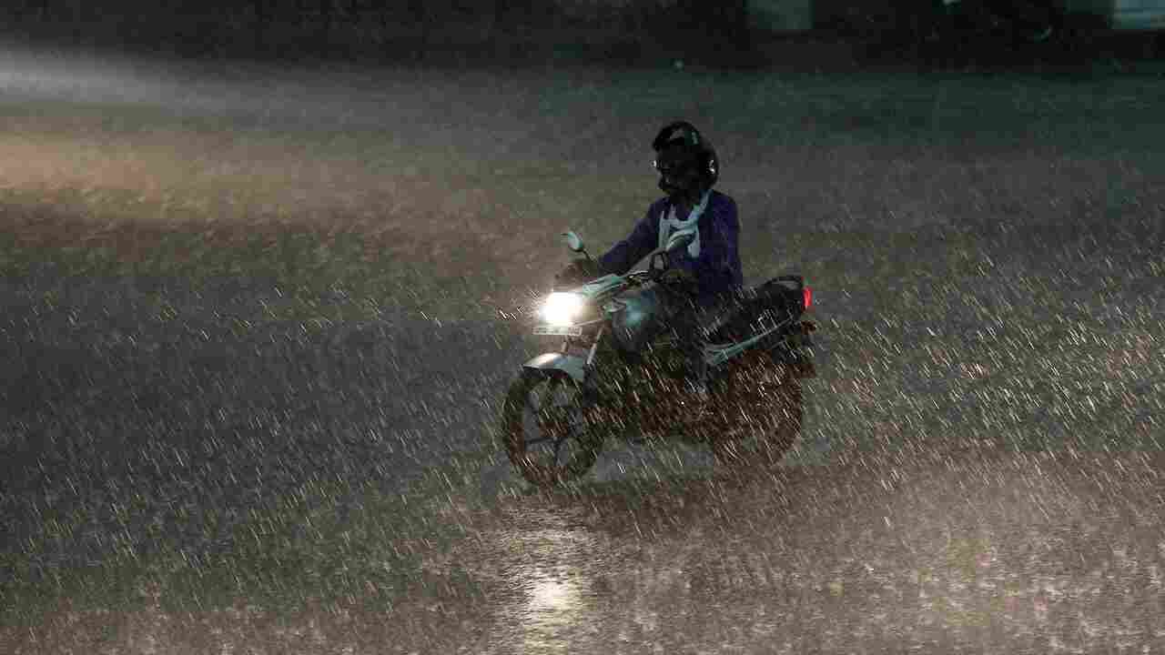Monsoon in UP: यूपी में मानसून की दस्तक, लखनऊ सहित इन जिलों में भारी बारिश के आसार,  जानिए आज कैसा रहेगा मौसम